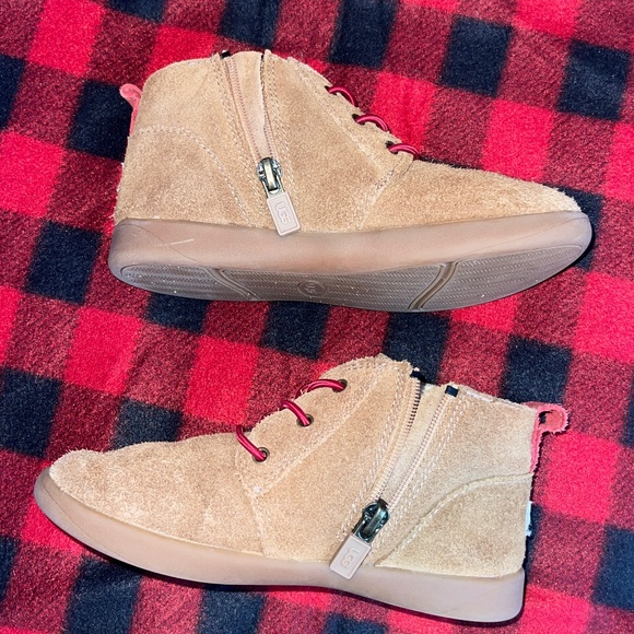 UGG Toddler Boys Size 12 Tan with Red Suede Ankle Boots with Zipper - Picture 4 of 9